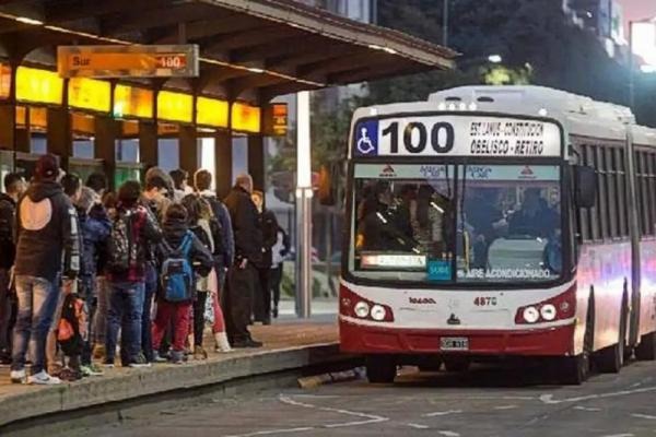 Paro de colectivos un sector de la UTA adelantó la medida de fuerza y