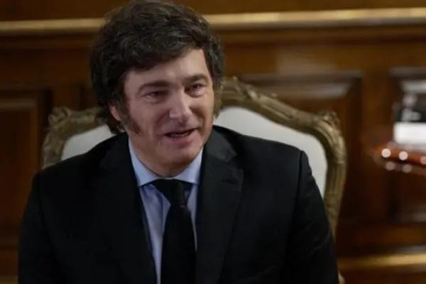 Javier Milei reveló que le envía reportes al Papa y le hizo un guiño a