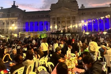 Cena navideña frente al Congreso convocó a casi 4.000 personas en situación de calle