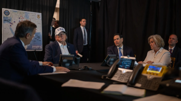 Foto de Trump prohibió usar la IA de Anthropic por "woke": horas después, el Pentágono la usó para bombardear Irán