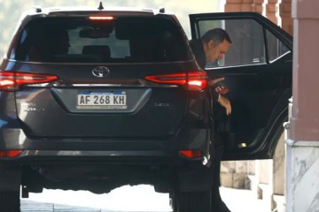 Foto de Otro escándalo: Adorni se desplaza en un vehículo con 20 millones de pesos en multas