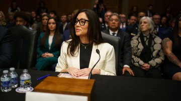 Foto de Teléfono para Adorni: renunció la secretaria de Trabajo de Trump por viajes financiados por los contribuyentes