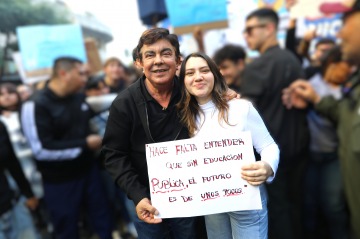 Foto de Fernando Espinoza cruzó a Milei en la Marcha Universitaria: “Vive en una Argentina de fantasía”