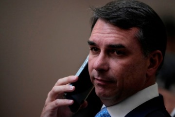Foto de Flávio Bolsonaro negoció 24 millones de dólares con banquero fraudulento para una película