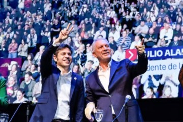 Foto de Cristina Libre: tensión en un acto de Axel Kicillof en La Plata