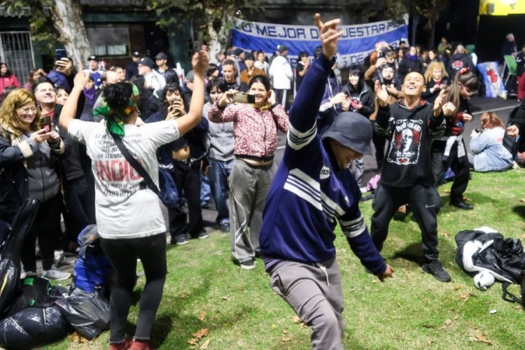 Velorio del Indio Solari: miles de fanáticos despiden al músico en Villa Domínico