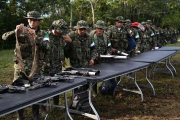 Foto de Guerrillas disidentes entregan armas bajo plan de paz total de Petro
