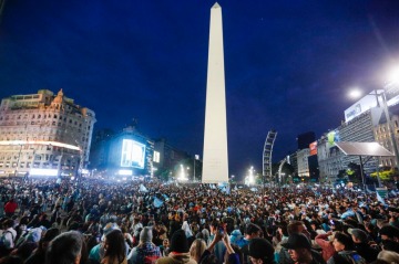 Foto de El masivo festejo en el Obelisco tras el triunfo de la Scaloneta ante Inglaterra