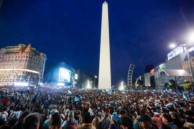 El masivo festejo en el Obelisco tras el triunfo de la Scaloneta ante Inglaterra