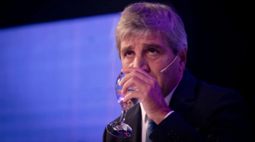 Foto de Luis Caputo tildó a los sectores de la oposición que "hablan de la industria": "Tarados"