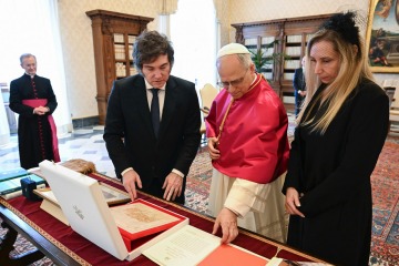 Foto de Karina Milei organiza la visita del papa León a la Argentina