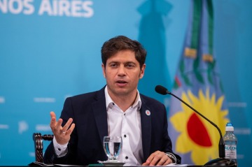 Foto de Kicillof cruzó a Milei por el endeudamiento masivo y el buque británico: "Se borra y rifa nuestra soberanía"