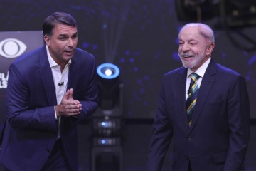 Foto de Lula y Bolsonaro pelean voto a voto: un punto de diferencia a dos días del balotaje en Brasil