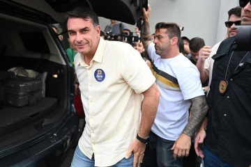 Foto de Flávio Bolsonaro no aparece: investigan un vuelo privado desde Puerto Iguazú rumbo a Estados Unidos