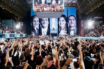 Foto de Máximo Kirchner cruzó a Milei: "Se cree muy piola riéndose de su pueblo"