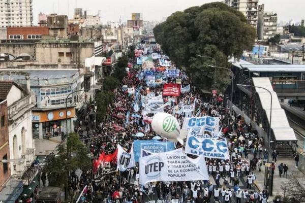 Tensión con el Gobierno: movimientos sociales oficialistas y opositores protestan y cortan el puente Pueyrredón