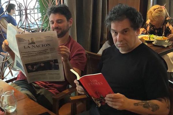 Grabois y Calamaro juntos en el Tabac, felices leyendo La Nación