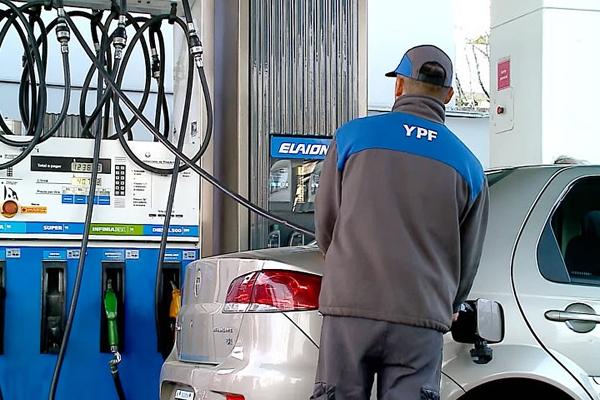 Aumento de la nafta: YPF y privadas suben un 4% el precio de sus combustibles