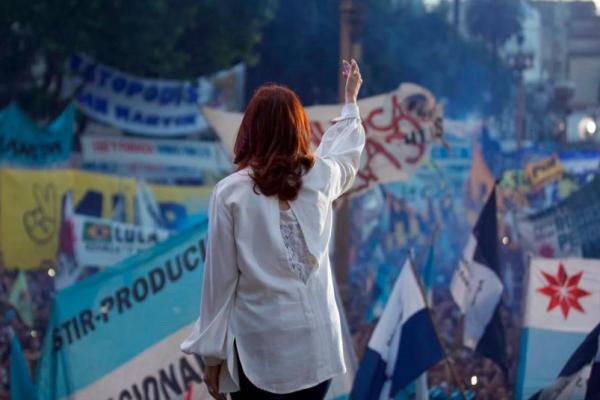 Acto del 25 de mayo: está listo el escenario y el entorno de CFK invita a "ir aunque granice"