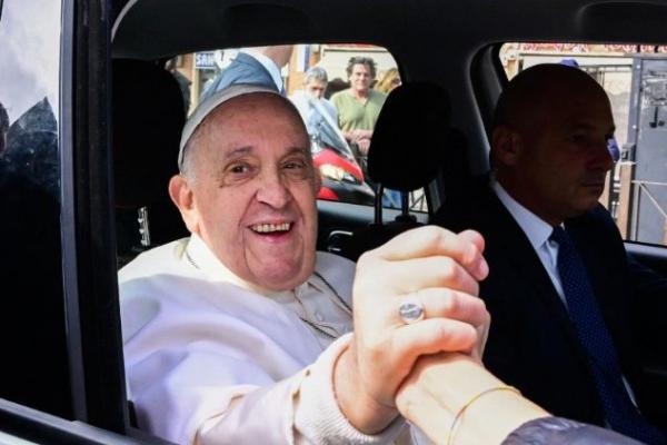 El papa Francisco fue dado de alta del hospital Gemelli en Roma tras su operación