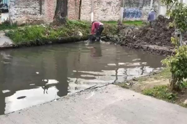 La gestión PRO de Lanús envió un trabajador con un balde a una calle inundada por obra sin terminar
