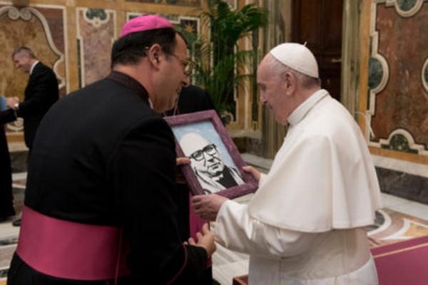 Quién es el reemplazante del arzobispo elegido por Francisco para ir al Vaticano