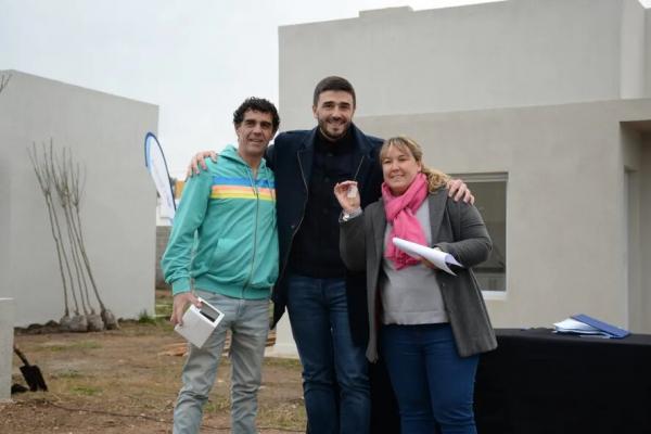 Intendente PRO violó la veda electoral para actos de gobierno y entregó viviendas en Olavarría