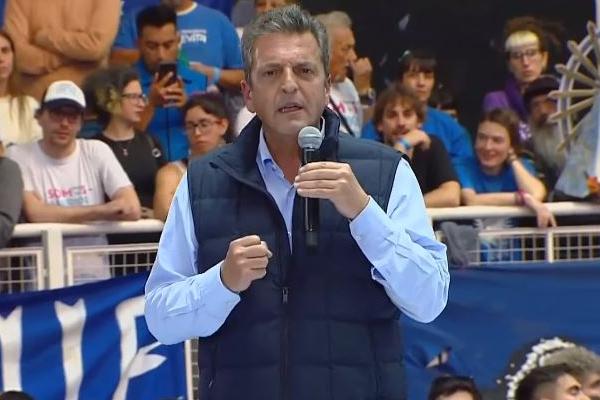 Massa impulsa su campaña con movimientos sociales: "Sabemos que estamos en deuda, pero vamos a distribuir mejor y hacer crecer a la Argentina"