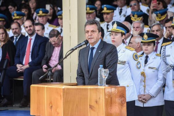 Massa respaldó a la Policía Federal "a salir a la calle a defender la Constitución y la vida de los argentinos"