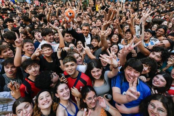 Massa cerró campaña con estudiantes: "El mayor sueño es defender la igualdad de oportunidades"