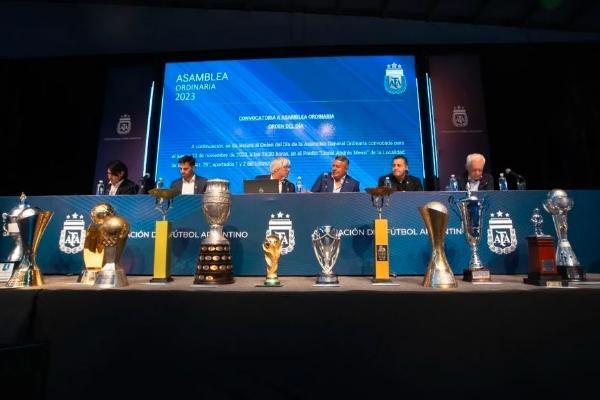 En asamblea, la AFA y los clubes rechazaron las SA que promueven Milei y Macri