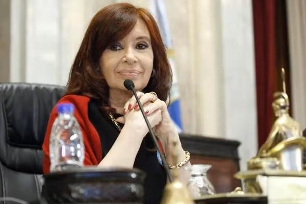 Cristina Kirchner le contestó a Caputo: "Solo en este país usted puede volver a ser funcionario público"