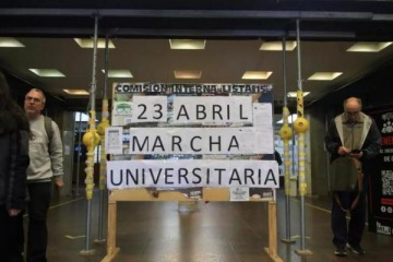 Foto de Histrico: estudiantes de la UADE se suman a la marcha contra Milei por el ajuste a las universidades pblicas