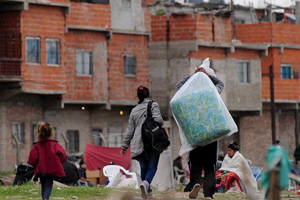 UCA: la pobreza aumentó 10% con Milei y supera el 55%, en pleno escándalo de los alimentos