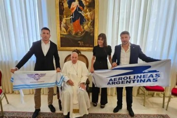 El Papa Francisco se mostró con una bandera de Aerolíneas Argentinas en pleno debate de la Ley Bases