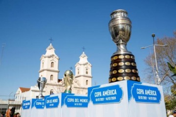 Pilar: vecinos y vecinas se fotografiaron con las tres copas de la Scaloneta 