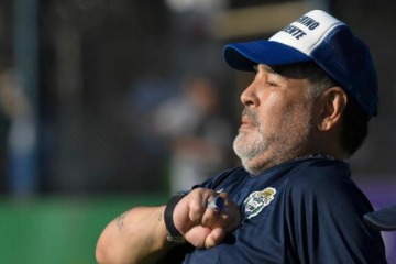 ¿Pero cómo no voy a estar con los jubilados?": el mensaje de la cuenta de Maradona tras el veto y la represión en el Congreso