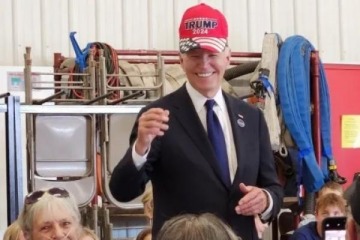 Biden se puso una gorra de Trump y la Casa Blanca tuvo que salir a explicar la situación