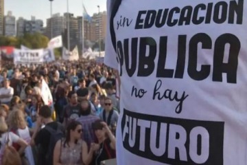 Senado: masiva manifestación a favor del financiamiento educativo y contra el posible veto de Milei