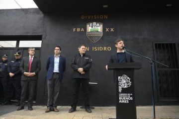 Kicillof incorporó nuevos patrulleros y una base policial en el barrio la Cava