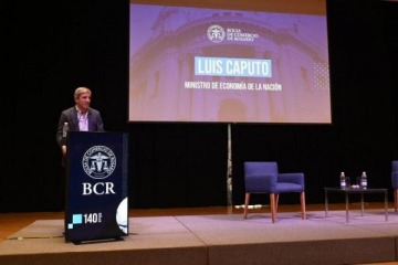 Caputo negó que haya una crisis económica, pero le exigió "los dólares del colchón" a los empresarios