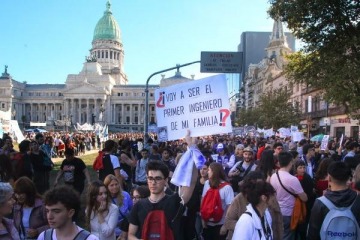 El gobierno acusa a las universidades de inflar sus matrículas en medio del conflicto salarial