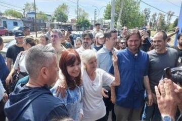 Cristina Kirchner en el conurbano: visitó La Matanza junto al padre Tano Angelotti