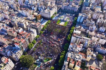 Finalizó la masiva marcha universitaria en el Congreso contra el ajuste de Milei: "Es un grito de auxilio para salvar al sistema"