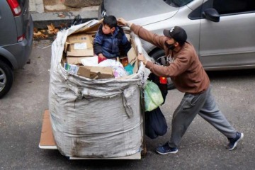 "Empobrecimiento": la gente perdió un 12% de poder de compra y aumentó la desigualdad en el último año