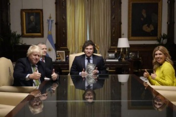 Santiago Caputo dejó expuesto a Javier Milei por un error de Photoshop 