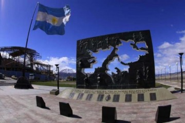 El gobierno de Milei llamó Falklands a las Malvinas para hablar de la identificación de combatientes argentinos caídos