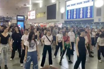 Al ritmo de "Fanático" de Lali Espósito, alumnos de la UNA se manifestaron en Once contra el veto de Milei 