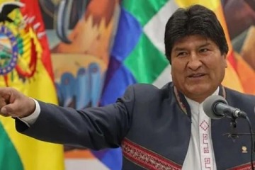 Bolivia: le dispararon 14 tiros al vehículo en el que iba Evo Morales