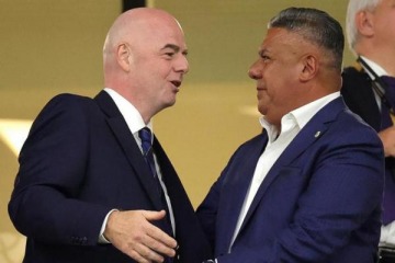 El presidente de FIFA felicitó a Chiqui Tapia por su reelección en AFA y le dio el segundo revés del día a Milei y Macri